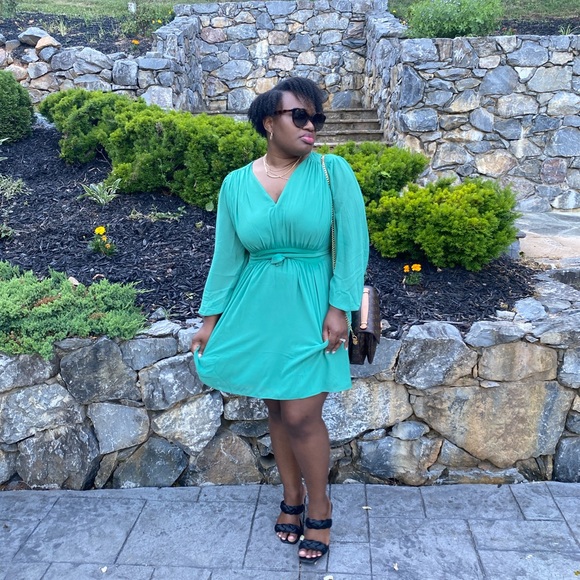 Meet your Posher, Dee - Picture 2 of 9